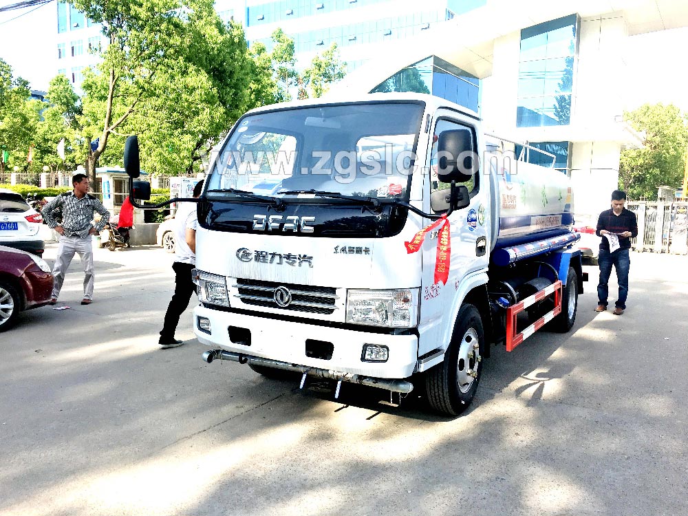 到湖北程力集團訂購灑水車，現(xiàn)貨供應隨時出發(fā)